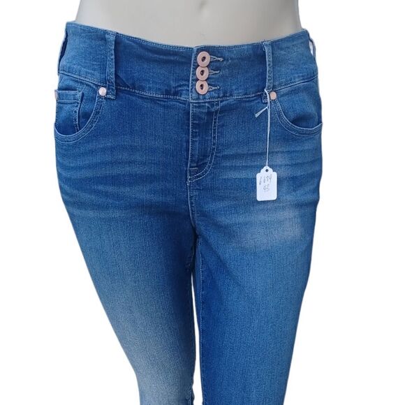 torrid Denim - 668943....Torrid Skinny Jeans Size 16XS, W34" 24"Inseam 10"Rise
